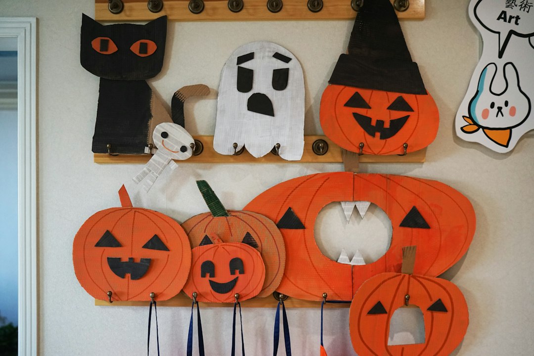 Decorazioni halloween fai da te con zucche, fantasmi e gatto nero