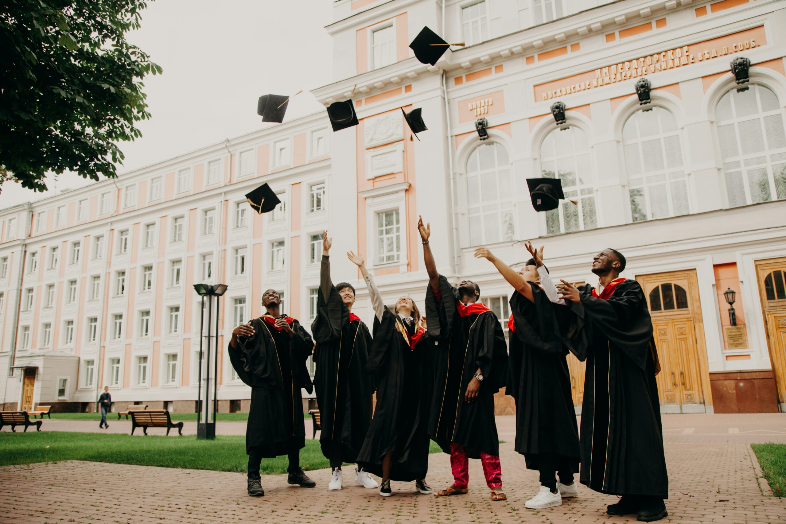 Neolaureata che festeggia il traguardo della laurea