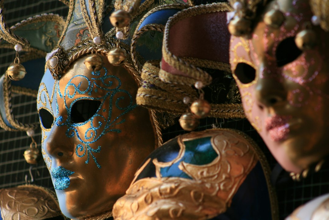 Maschera veneziana colorata, simbolo del Carnevale