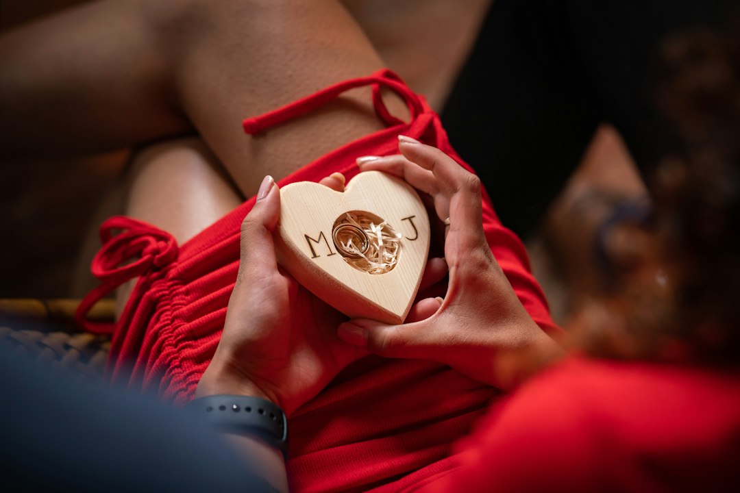 Donna che tiene una scatola a forma di cuore in legno, idea per un regalo di San Valentino