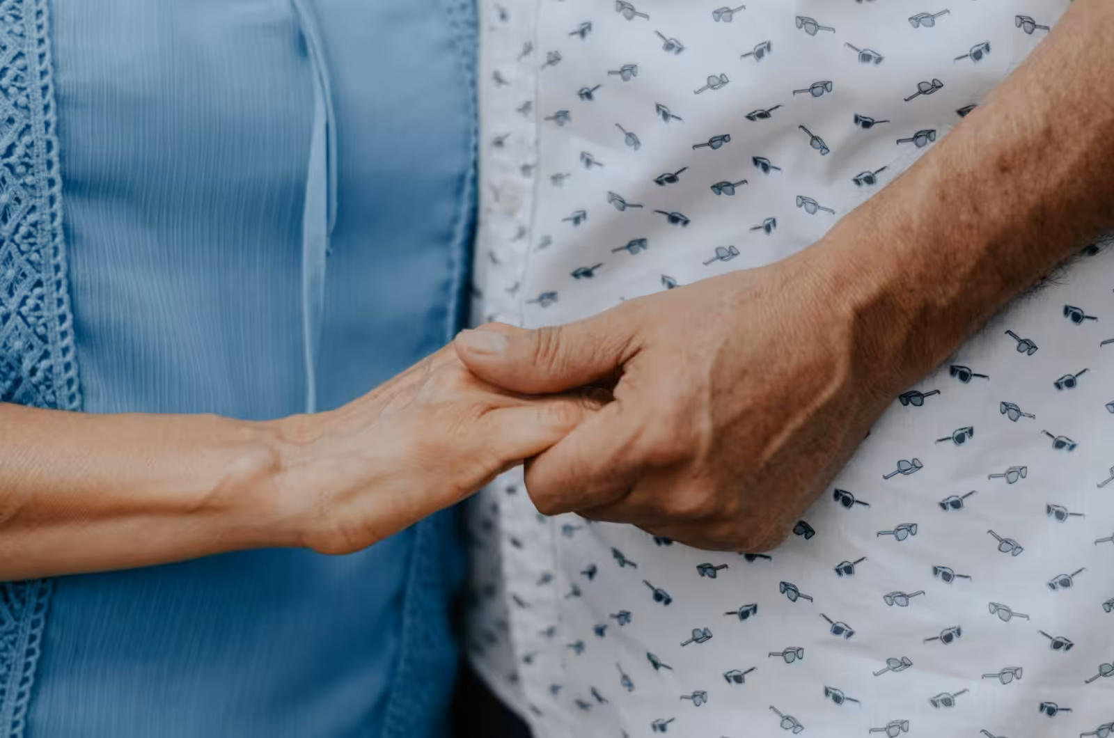 Mani di una coppia unite nel giorno dell'anniversario di matrimonio